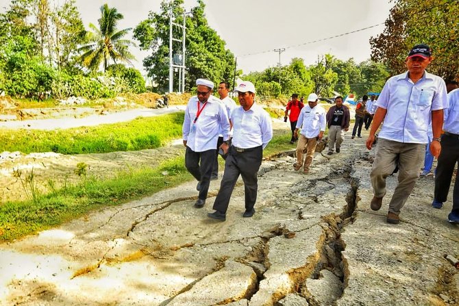 kunjungi palu mentan kawal distribusi bantuan korbna gempa