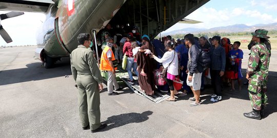 Hercules TNI AU bantu evakuasi warga tinggalkan Palu