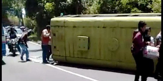 Bus terguling di Bandungan akibat tak kuat menanjak, satu penumpang tewas