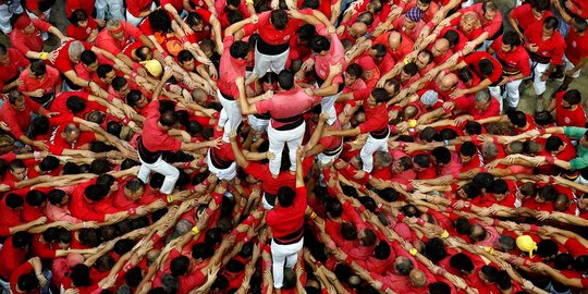 Serunya kompetisi bangun menara manusia di Spanyol