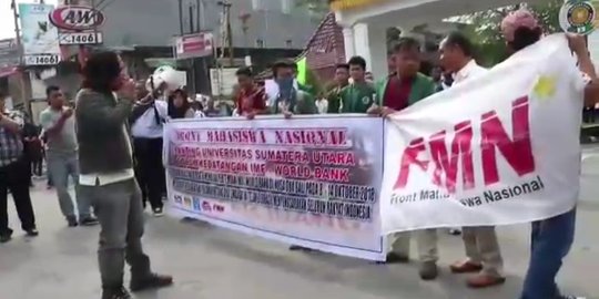 Baru orasi, mahasiswa demo kritik Jokowi di USU dibubarkan