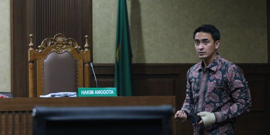 Di persidangan, Zumi Zola akui terima uang dan Alphard lewat anak buahnya