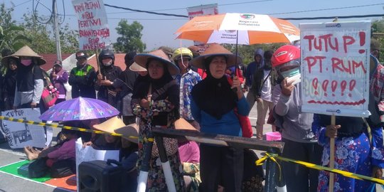 Tak tahan bau busuk pabrik PT RUM, ratusan ibu-ibu demo