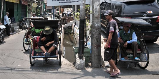 Melihat halte khusus becak di Pejagalan