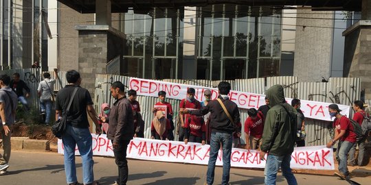 Sudah 4 tahun mangkrak, gedung DPRD Tangsel disegel mahasiswa