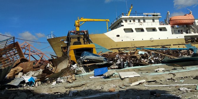3 Foto ini buktikan dahsyatnya tsunami Palu, kapal besar terseret jauh