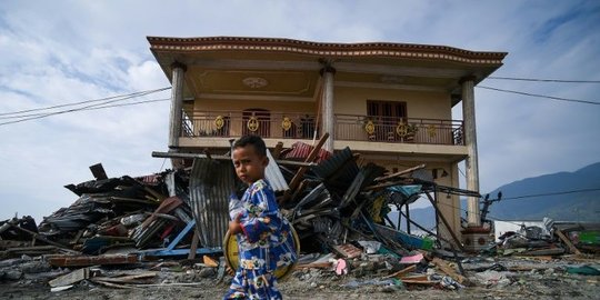 tahun tertimbun bangunan selama sepekan rev1