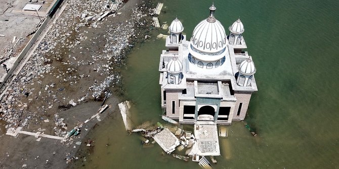 Melihat dari udara Masjid Terapung Arqam Bab Al Rahman usai dihantam tsunami Palu