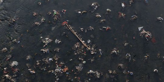 Debit air berkurang, sampah di Kanal Banjir Timur bermunculan