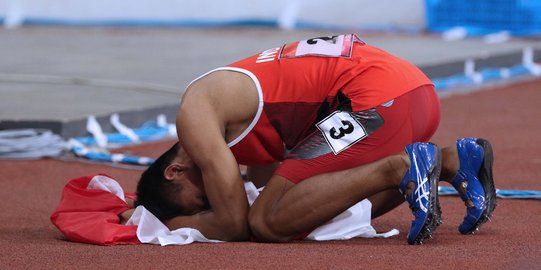 Foto Sujud Syukur Atlet Para Atletik Sapto Yogo Purnomo Usai Tambah Koleksi Emas Merdeka Com