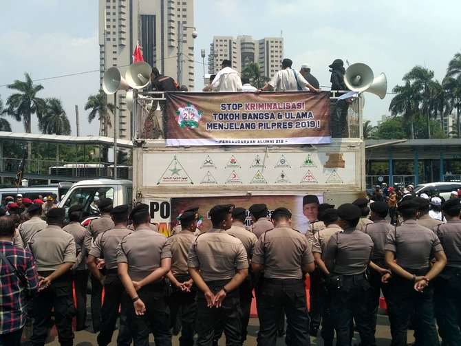 massa pendukung amien rais demo di depan polda metro jaya