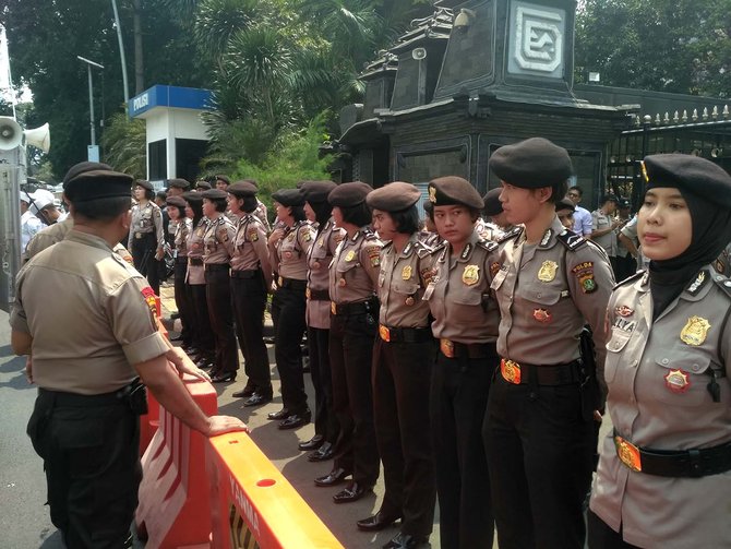 massa pendukung amien rais demo di depan polda metro jaya