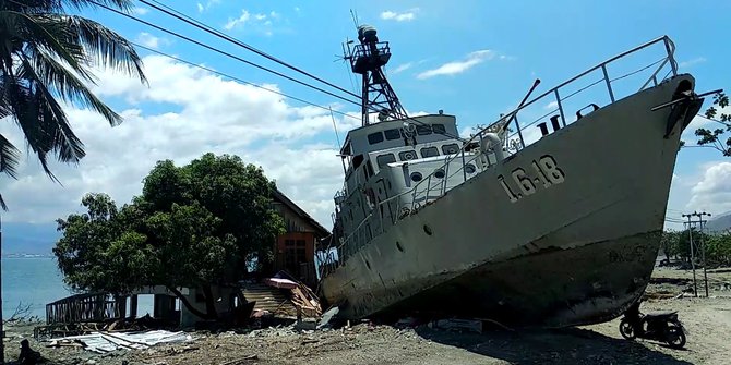 Melihat Kapal TNI AL yang terdampar akibat tsunami Palu