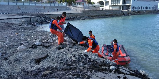 Basarnas evakuasi dua jasad korban tsunami di perairan TNI AL Palu
