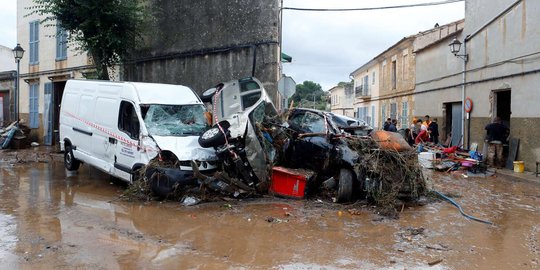 Parahnya banjir bandang di Spanyol, mobil-mobil hanyut bergelimpangan