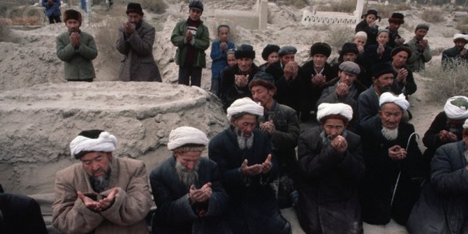 China dituding diam-diam pindahkan tahanan muslim Uighur