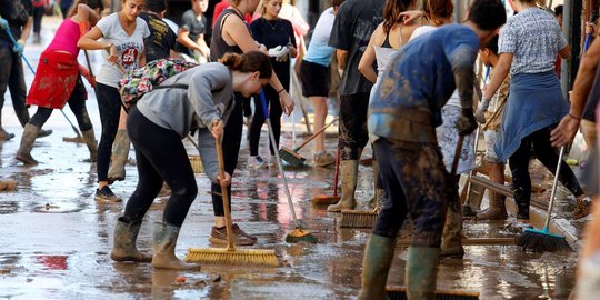 Kekompakan warga Spanyol gotong-royong bersihkan lumpur usai banjir bandang