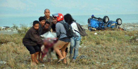 Tugas mulia penyelamat korban gempa dan tsunami Palu