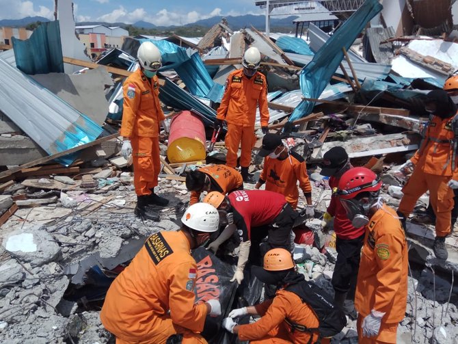 basarnas evakuasi korban gempa di palu utara