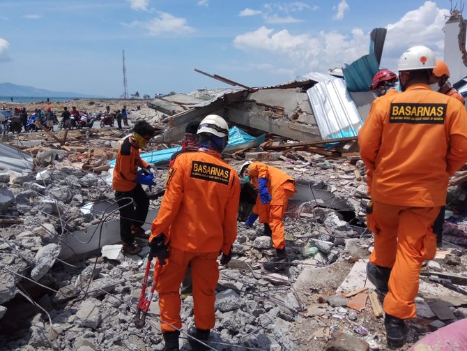 basarnas evakuasi korban gempa di palu utara