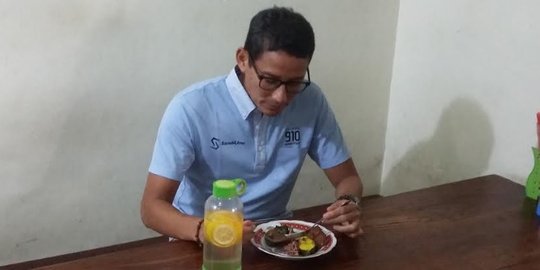 Santap brongkos dan buntil di Yogya, Sandiaga bilang 'maknyuss'