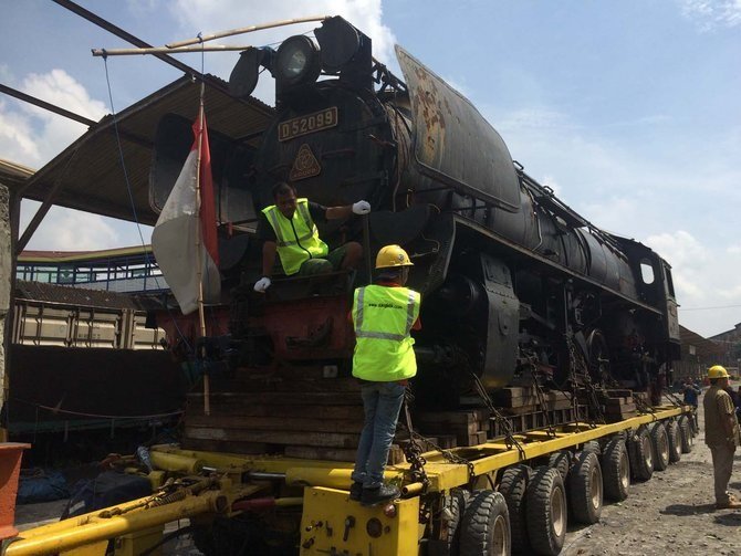 lokomotif kuno di stasiun purwosari