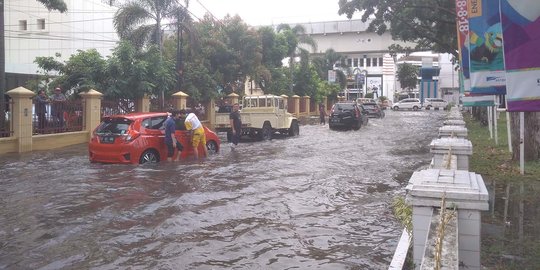 Lama kemarau, tiga jam diguyur hujan sejumlah jalan di Palembang langsung banjir