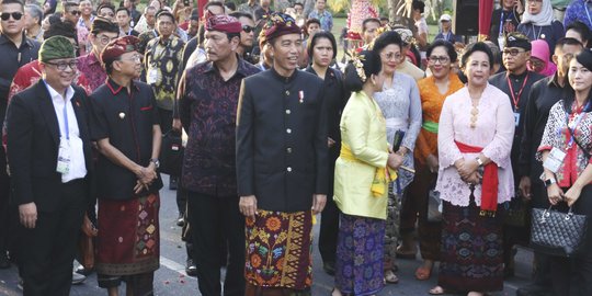 Dalam balutan pakaian adat, Jokowi buka Karnaval Budaya Bali