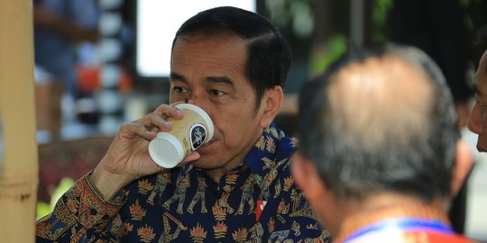 Presiden Jokowi bersama para menteri Kabinet Kerja apresiasi kopi solidaritas