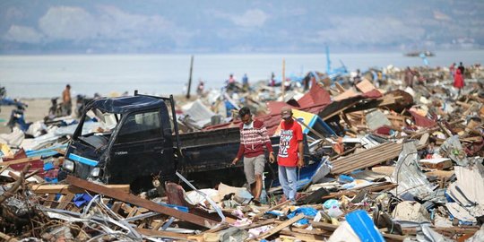 Bertahan hidup dari puing bencana di Palu