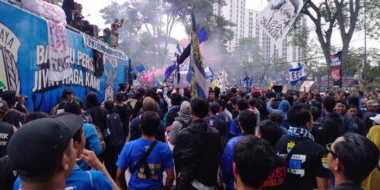 Tak terima Persib dihukum PSSI, ribuan Bobotoh demo di Gedung Sate