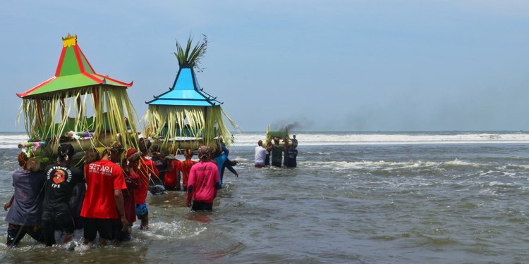 Sejarah Sedekah Laut Di Cilacap Atraksi Wisata Dan Pamflet