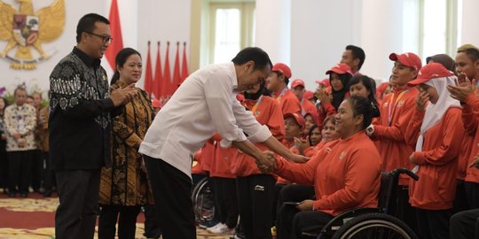 Didampingi Menpora, Presiden serahkan bonus kepada atlet Asian Para Games 2018