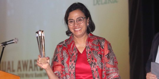 Semringah Sri Mulyani raih Menteri Keuangan Of The Year 2018