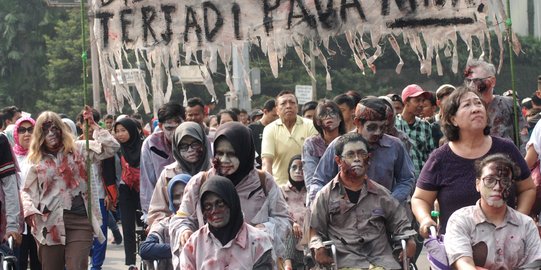 Penyandang disabilitas berkostum zombie berkeliaran di car free day