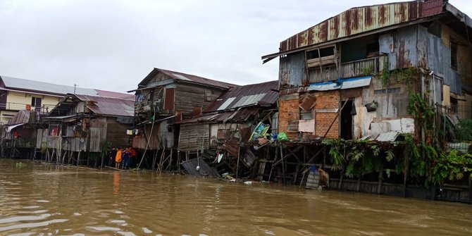 Bersenggolan dengan tugboat, kapal tongkang tabrak 6 rumah warga di Samarinda