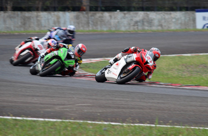 astra honda racing team kembali rajai podium arrc 2018 hari kedua