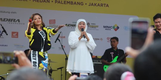 Aksi Khofifah nyanyi lagu mawar merah di penutupan Festival Pesona Lokal Malang