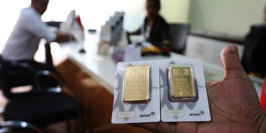 Awal pekan, harga emas turun Rp 3.000 jadi Rp 673.000 per gram