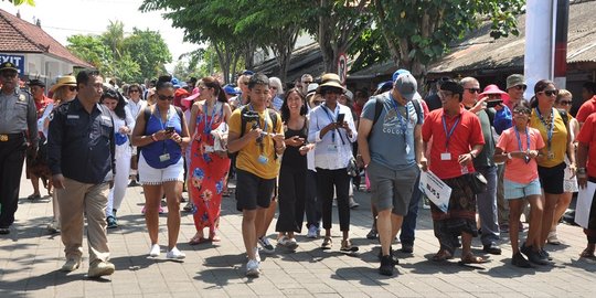 Ada pertemuan tahunan IMF-World Bank, kunjungan turis ke Tanah Lot melonjak