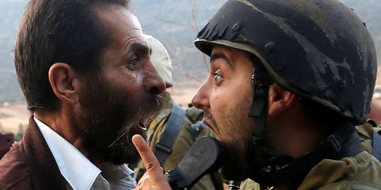Protes penutupan sekolah, warga Palestina adu mulut dengan tentara Israel