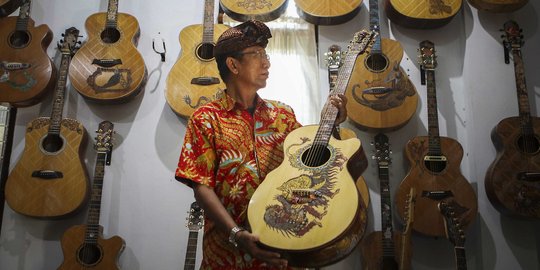 Mengintip pembuatan gitar ukir Bali yang mendunia