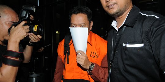 Penyuap Bupati Malang tutupi wajah saat ditahan KPK