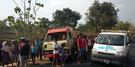 Kelebihan muatan & jalan bergelombang, jadi penyebab truk di Gunungkidul terguling