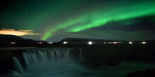 Memandangi indahnya fenomena aurora borealis di langit Islandia