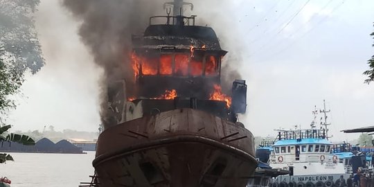 Sedang diperbaiki, kapal tugboat terbakar setelah api menyambar sisa oli