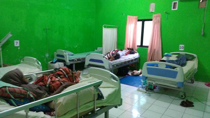 Hasil carian imej untuk Korban gempa dan tsunami Sulteng di asrama haji Makassar mulai terserang penyakit