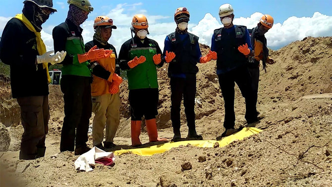 relawan pengantar jenazah korban gempa sulteng