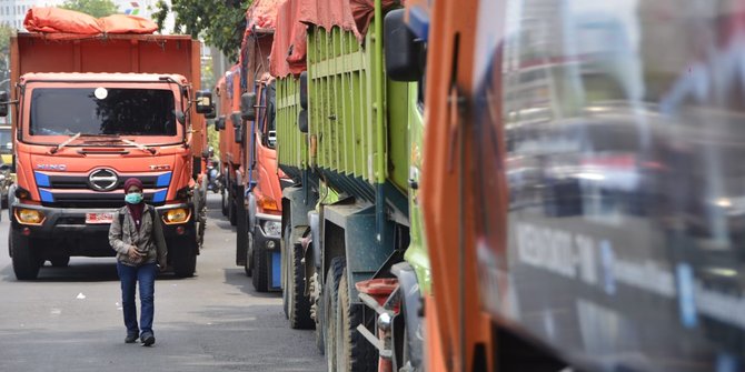 Dishub Bekasi setop puluhan truk sampah milik Pemprov DKI