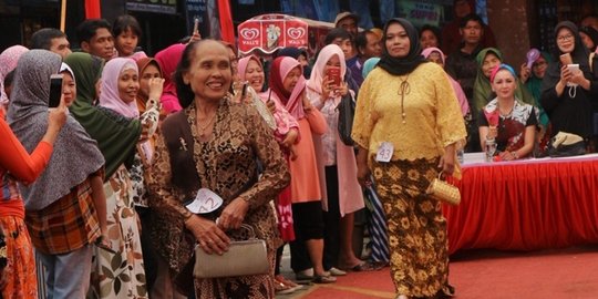 Saat pedagang pasar di Purbalingga jadi model peragaan busana batik